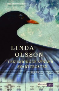 i skumringen synger svarttrosten